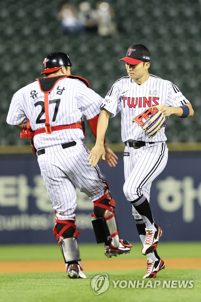 LG Twins catcher Yoo Kang-nam (L) and center fielder Park Hae-min celebrate their 2-0 victory over the KT Wiz in a Korea Baseball Organization regular season game at Jamsil Baseball Stadium in Seoul on Sept. 15, 2022. (Yonhap)