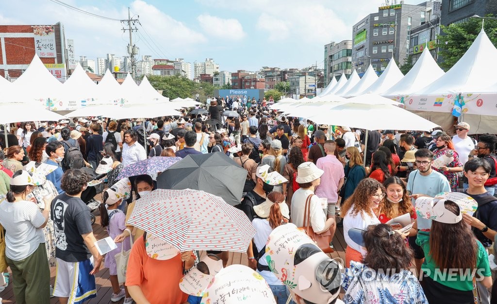 Un festival latinoamericano se lleva a cabo en Seongbuk, al norte de Seúl, el 17 de septiembre de 2022, por primera vez en tres años debido a la pandemia del COVID-19.