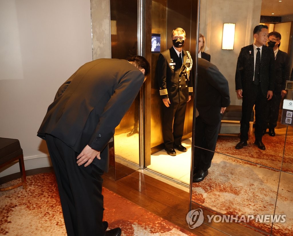 El presidente surcoreano, Yoon Suk-yeol, hace una profunda reverencia al despedir a Victor Swift, un veterano británico de la Guerra de Corea al que otorgó la Medalla al Mérito Civil, el 19 de septiembre de 2022 (hora local), en un hotel, en Londres.