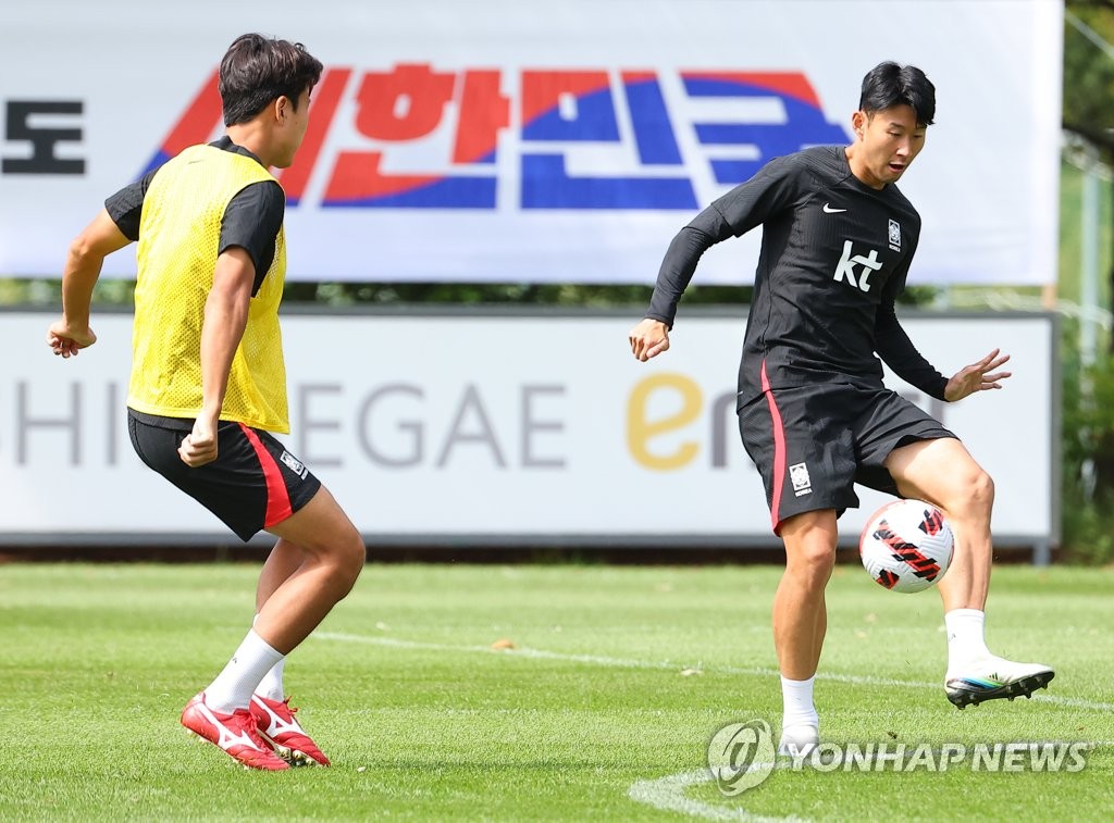 Son Heung-min (R), captain of the South Korean men's national football team, trains at the National Football Center in Paju, Gyeonggi Province, on Sept. 20, 2022. (Yonhap)