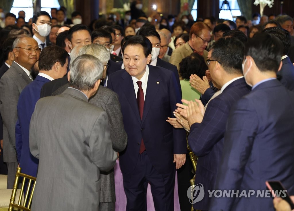 El presidente surcoreano, Yoon Suk-yeol (centro), se reúne, el 20 de septiembre de 2022 (hora local), con un grupo de residentes surcoreanos en Nueva York.