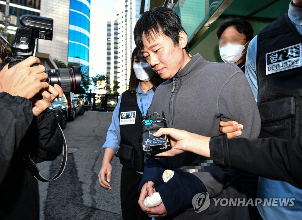 Le suspect du meurtre dans le métro, Jeon Ju-hwan, âgé de 31 ans, est transféré vers le Parquet central du district de Séoul le mercredi 21 septembre 2022 depuis le commissariat de Namdaemun à Séoul. 