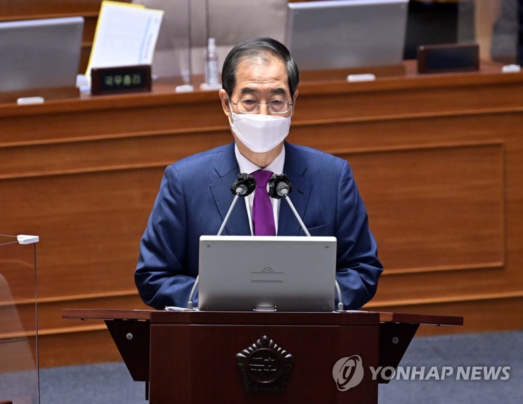 El primer ministro surcoreano, Han Duck-soo, responde a las preguntas de los legisladores en una sesión parlamentaria celebrada, el 21 de septiembre de 2022, en la Asamblea Nacional, en el oeste de Seúl. (Foto del cuerpo de prensa. Prohibida su reventa y archivo) (Yonhap)