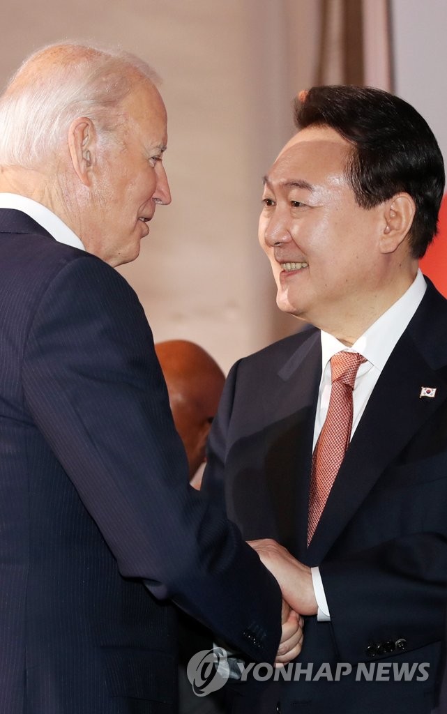South Korean President Yoon Suk-yeol (R) talks with U.S. President Joe Biden after attending the seventh replenishment conference of the Geneva-based Global Fund to Fight AIDS, Tuberculosis and Malaria in New York on Sept. 21, 2022. (Yonhap)