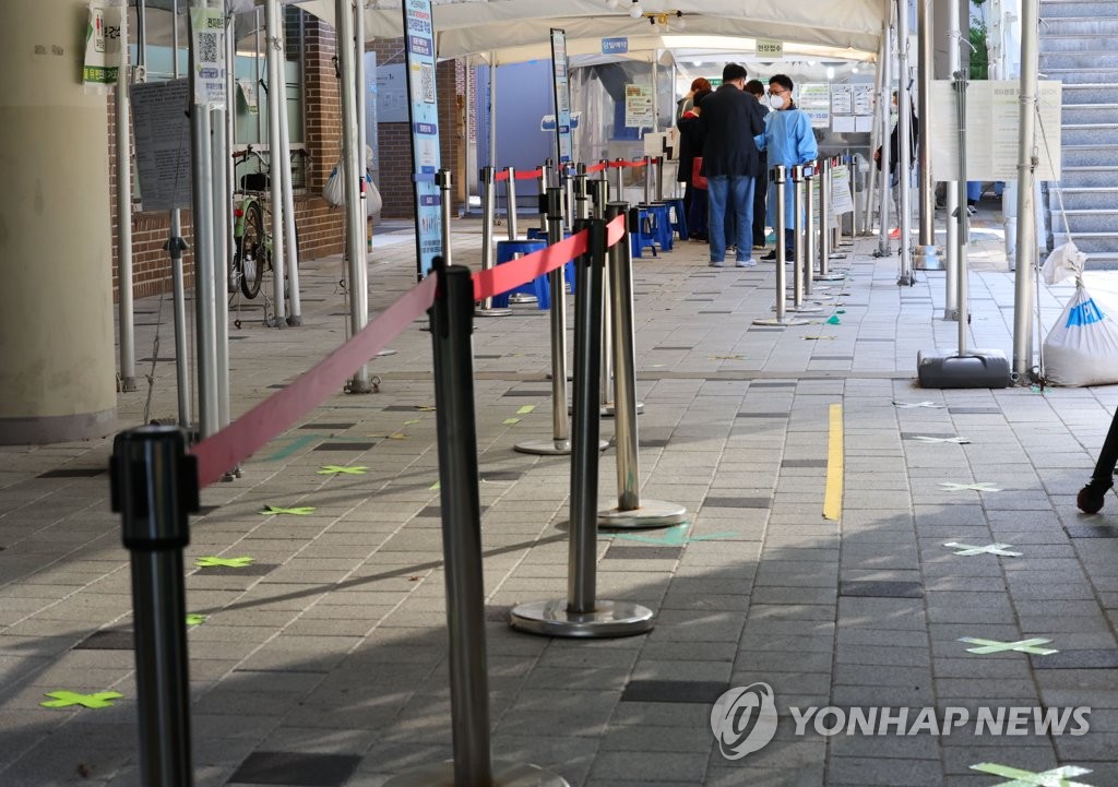 A COVID-19 testing station is quiet with only a few people waiting in line in Seoul's western district of Mapo on Sept. 22, 2022, as the latest virus wave is slowing down. (Yonhap) 