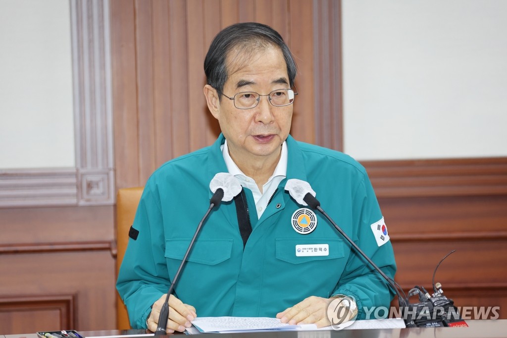 El primer ministro surcoreano, Han Duck-soo, preside una reunión de la Sede Central de Contramedidas por Desastre y de Seguridad sobre las medidas para hacer frente a la pandemia del coronavirus, el 23 de septiembre de 2022, en el complejo gubernamental de Seúl.