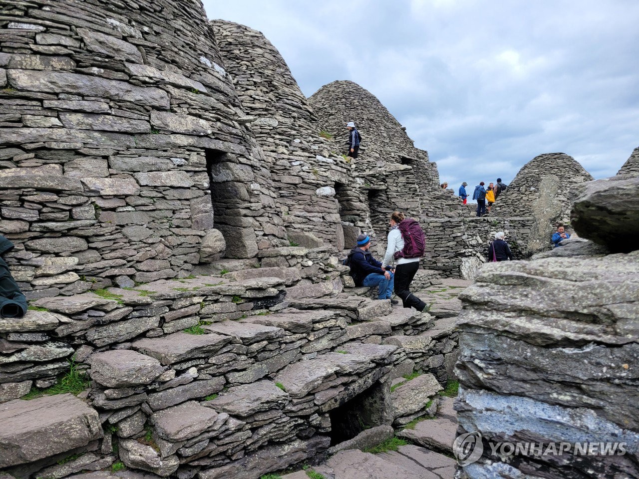 세계문화유산 아일랜드의 돌 수도원 관람하는 관광객들