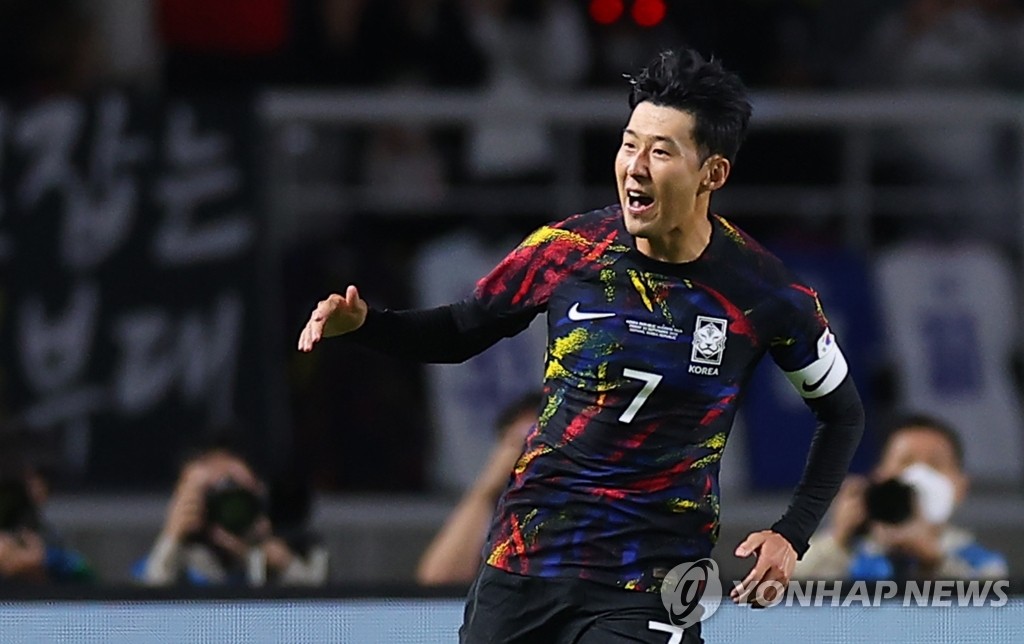 Le Sud-Coréen Son Heung-min célèbre son but contre le Costa Rica lors du match de préparation à la Coupe du monde entre les deux pays au stade Goyang de Goyang, dans la province du Gyeonggi, le 23 septembre 2022.