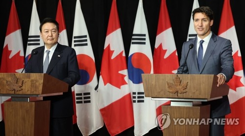 Canadian Prime Minister Justin Trudeau (R) speaks at a joint press conference with South Korean President Yoon Suk-yeol (L) following their summit in Ottawa on Sept. 23, 2022. (Yonhap)