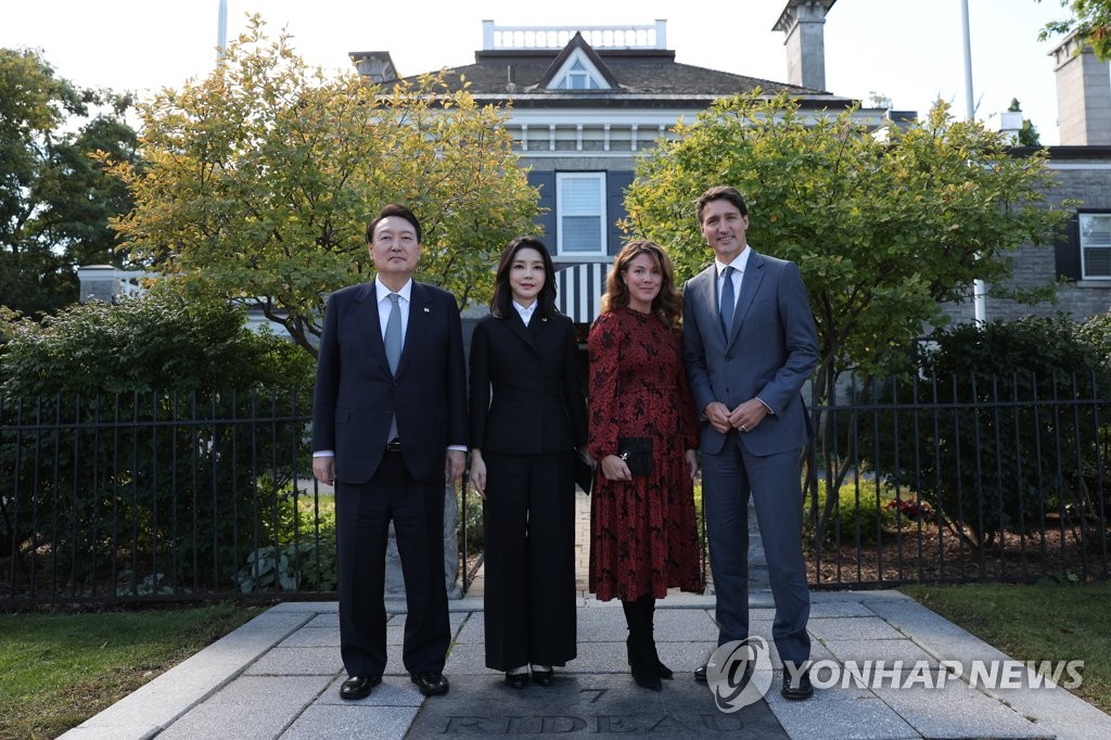 South Korean President Yoon Suk-yeol (L), first lady Kim Keon-hee (2nd from L), Canadian Prime Minister Justin Trudeau (R) and his wife, Sophie Trudeau (2nd from R), pose for a photo ahead of a luncheon at 7 Rideau Gate, the Canadian government's official state guest house, in Ottawa on Sept. 23, 2022. (Yonhap)