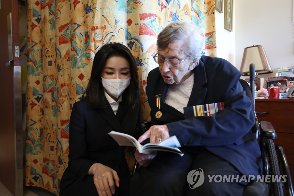 캐나다 참전용사 병원 방문한 김건희 여사