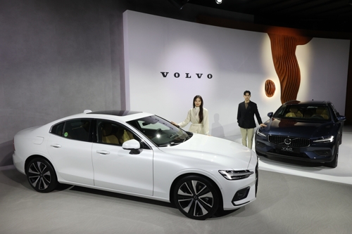 Volvo's S60 sedan, V60 Cross Country wagon debut in S. Korea