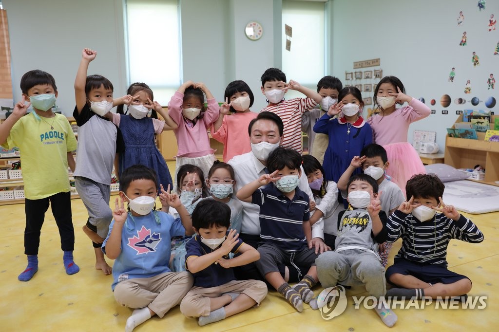 어린이집 아이들과 함께한 윤석열 대통령 | 연합뉴스