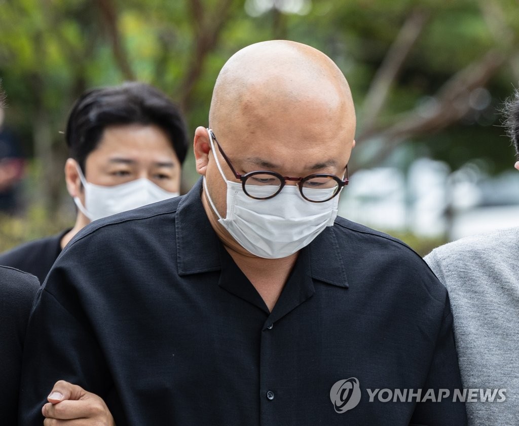 Don Spike est emmené au tribunal du district nord de Séoul le 28 septembre 2022 pour assister à l'examen de son mandat d'arrêt pour suspicion de consommation de méthamphétamine.