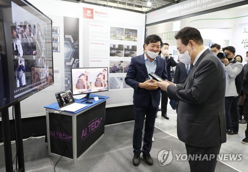 Yoon promete elevar la competitividad en IA de Corea del Sur al 3er. lugar mundial