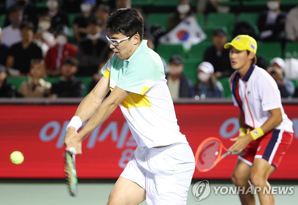 South Korean tennis players Chung Hyeon (L) and Kwon Soon-woo (L) play against Hans Hach Verdugo of Mexico and Treat Huey of the Philippines during their men's doubles first round match at the ATP Eugene Korea Open at Olympic Park Tennis Center in Seoul on Sept. 28, 2022. (Yonhap)
