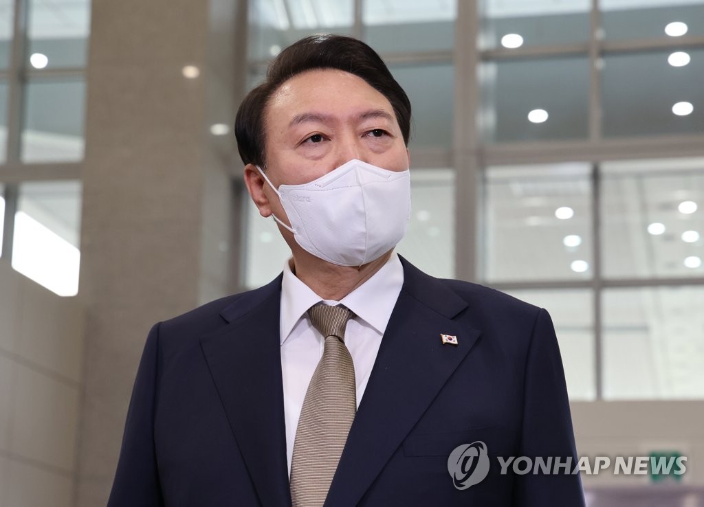 Le président Yoon Suk-yeol répond le jeudi 29 septembre 2022 à des questions de journalistes à son arrivée au bâtiment du bureau présidentiel à Yongsan à Séoul.