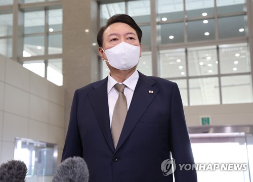 President Yoon Suk-yeol speaks to reporters as he arrives at the presidential office in Seoul on Sept. 29, 2022 (Yonhap)