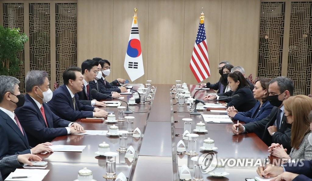 South Korean President Yoon Suk-yeol (3rd from L) holds talks with U.S. Vice President Kamala Harris (3rd from R) at his office in Seoul on Sept. 29, 2022. Harris, who is on a one-day visit to South Korea, is scheduled to visit the Demilitarized Zone bisecting the two Koreas later in the day. (Pool photo) (Yonhap)