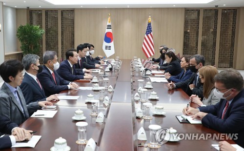 الرئيس يون يجتمع مع نائبة الرئيس الأمريكي