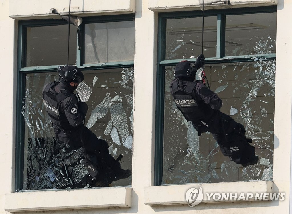 '건물 진입하는 경찰특공대'…대테러관계기관 합동 훈련
