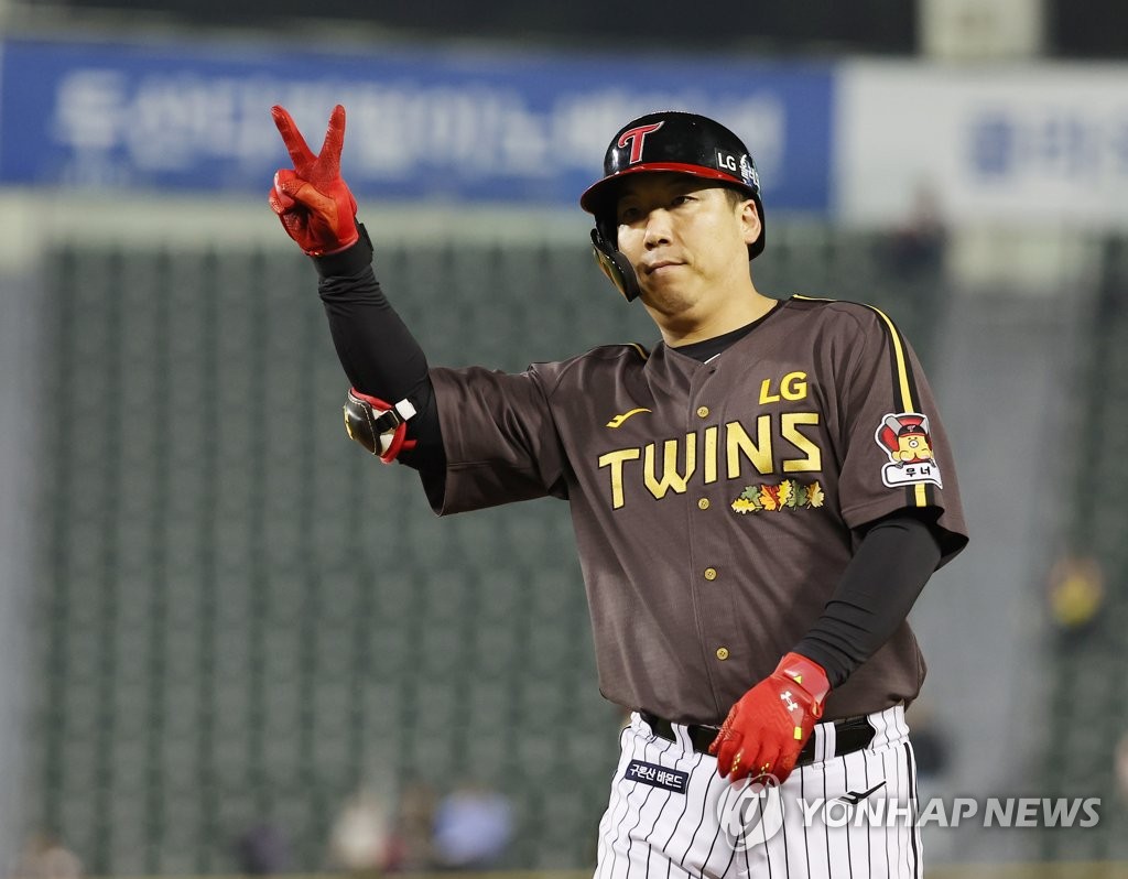 In this file photo from Sept. 29, 2022, Kim Hyun-soo of the LG Twins celebrates his two-run single against the KT Wiz during the bottom of the second inning of a Korea Baseball Organization regular season game at Jamsil Baseball Stadium in Seoul. (Yonhap)