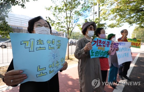 저출산·고령화에…"기초연금, 재정적으로 계속 유지 어렵다"