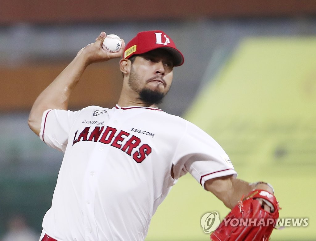 Wilmer Font of the SSG Landers pitches against the Kiwoom Heroes in the top of the first inning of a Korea Baseball Organization regular season game at Incheon SSG Landers Field in Incheon, 30 kilometers west of Seoul, on Sept. 30, 2022. (Yonhap)