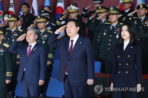 「国軍の日」記念式に出席した尹大統領（手前中央）＝１日、鶏竜（聯合ニュース）