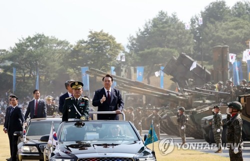 President Yoon Suk-yeol (R) gives a thumbs-up while reviewing troops at an Armed Forces Day ceremony at the Gyeryongdae military headquarters 160 kilometers south of Seoul on Oct. 1, 2022. (Yonhap) 