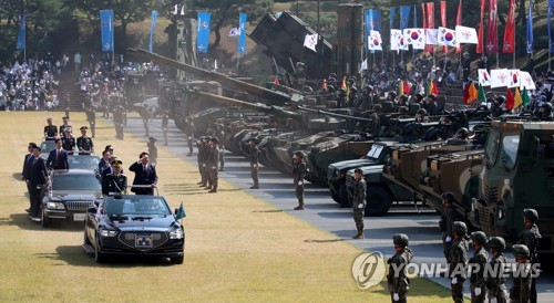 President Yoon Suk-yeol salutes troops while reviewing them at an Armed Forces Day ceremony at the Gyeryongdae military headquarters, 160 kilometers south of Seoul, on Oct. 1, 2022. (Yonhap) 
