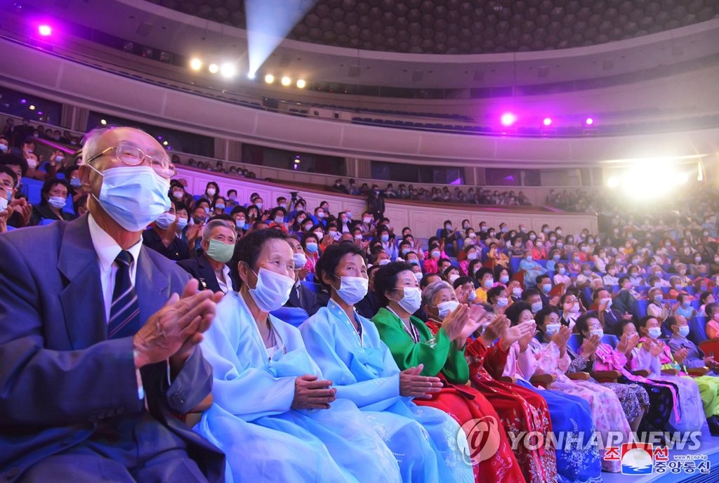 La foto, publicada, el 2 de octubre de 2022, por la KCNA, muestra a norcoreanos de edad avanzada asistiendo a la celebración del Día Internacional de las Personas Mayores, el día previo, en Pyongyang. (Uso exclusivo dentro de Corea del Sur. Prohibida su distribución parcial o total)