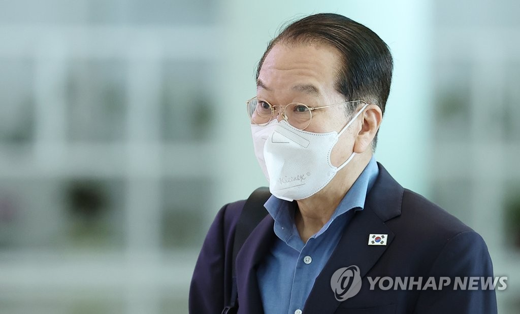 La foto, tomada, el 2 de octubre de 2022, muestra al ministro de Unificación de Corea del Sur, Kwon Young-se, en el Aeropuerto Internacional de Incheon, al oeste de Seúl, antes de partir a Alemania, para asistir a una ceremonia del 32° aniversario de la reunificación del país europeo. 