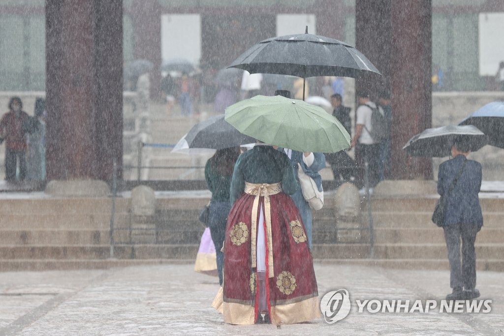 تساقط الأمطار على قصر كيونغبوك