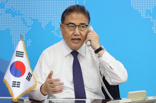 미 국무장관과 통화하는 박진 장관