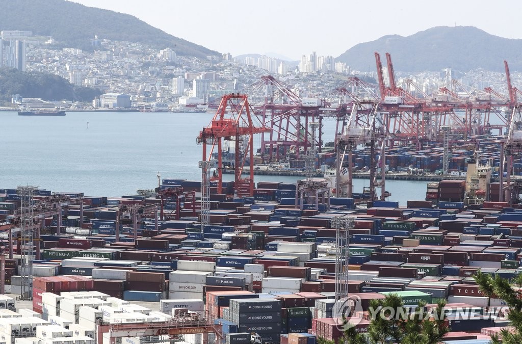 La foto, tomada el 7 de octubre de 2022, muestra contenedores de exportación e importación apilados en un muelle de Busan, la mayor ciudad portuaria de Corea del Sur.