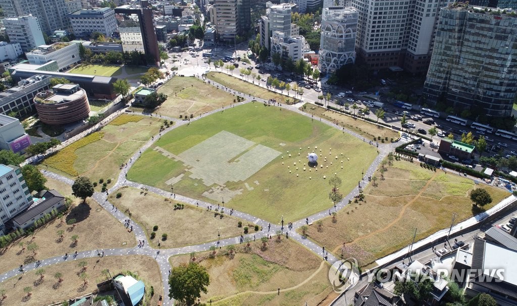 This aerial file photo taken Oct. 8, 2022, shows a green space in Songhyeon-dong, central Seoul, set to be open to the public through the first half of 2024 before a museum is built on the site for the donated artworks of late Samsung Chairman Lee Kun-hee. (Yonhap)