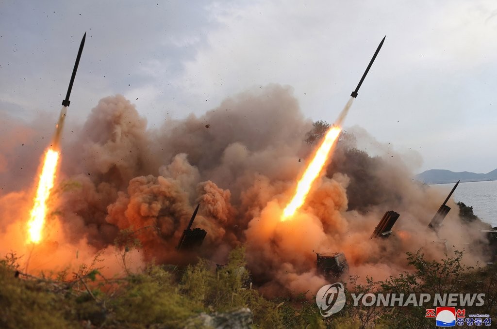 (AMPLIACIÓN) El líder norcoreano inspecciona entrenamientos de unidades de armas nucleares tácticas