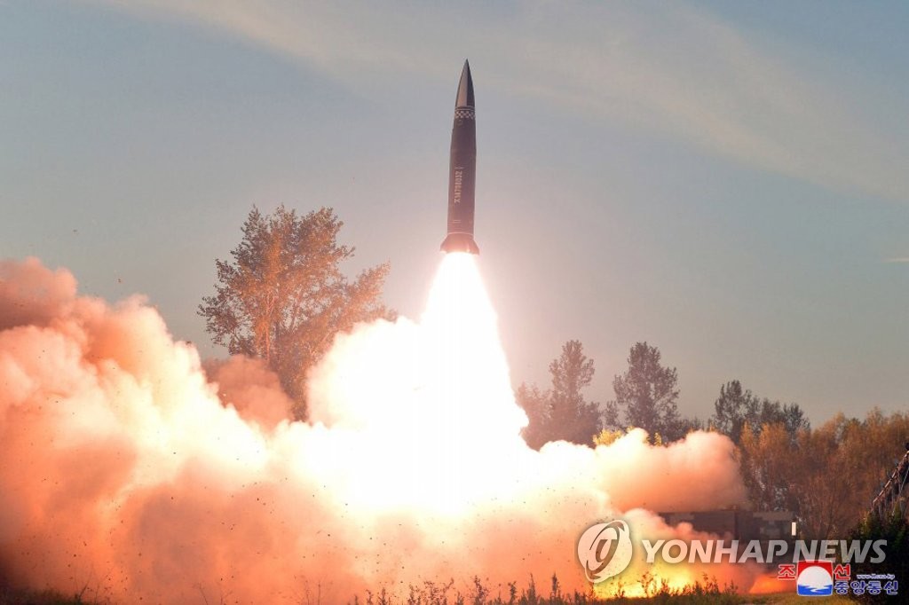 북한 탄도미사일 발사 장면