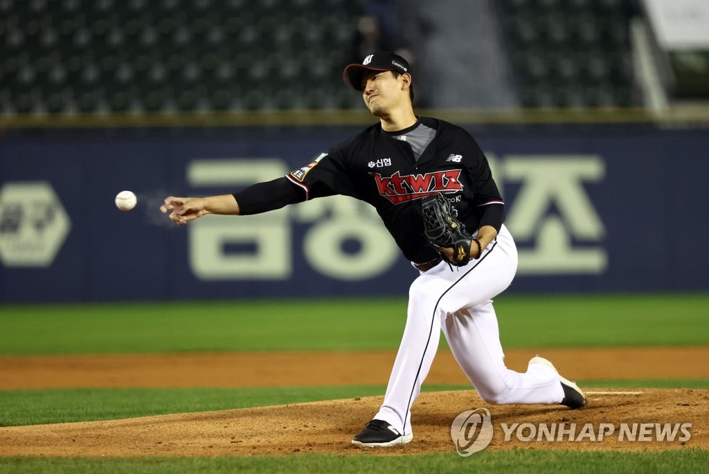 Ko Young-pyo of the KT Wiz pitches against the LG Twins during a Korea Baseball Organization regular season game at Jamsil Baseball Stadium in Seoul on Oct. 11, 2022. (Yonhap)