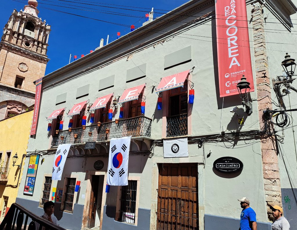 La foto muestra dos banderas nacionales de Corea del Sur colgadas en la "Casa de Corea", en la que se pueden experimentar varias culturas del país asiático, ubicada en Guanajuato, México, donde se inauguró el Festival Internacional Cervantino, el 12 de octubre de 2022 (hora local). Corea del Sur fue nombrada país invitado de honor a la 50ª edición del festival. 