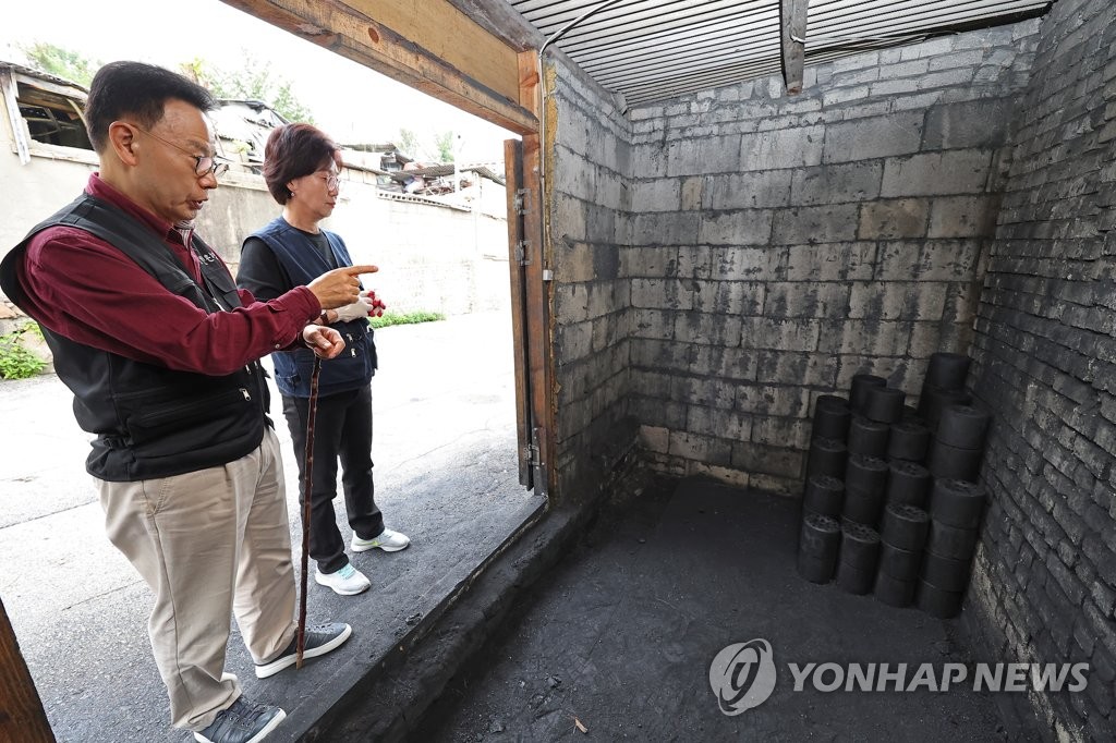 텅텅 빈 연탄 창고, 도움의 손길이 절실