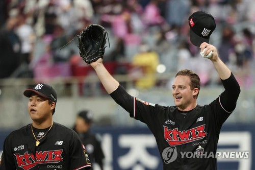 Infielder Kim Hye-Seong of Kiwoom Heroes catches the ball in the