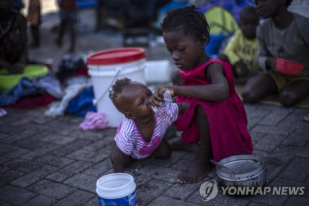 아이티 범죄조직 폭력사태에 광장으로 피난 온 아이들