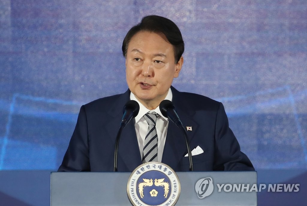 El presidente, Yoon Suk-yeol, pronuncia un discurso congratulatorio, el 21 de octubre de 2022, en una ceremonia para conmemorar el 77º Día de la Policía, en un centro de convenciones, en Incheon, al oeste de Seúl. (Foto del cuerpo de prensa. Prohibida su reventa y archivo)