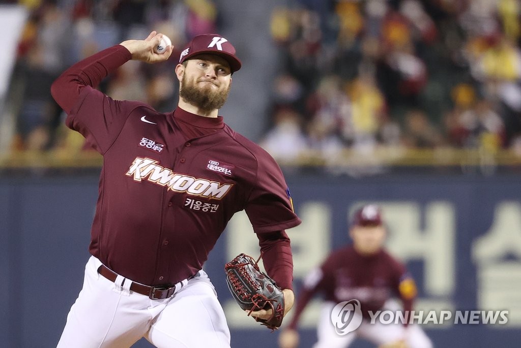Kiwoom Heroes starter Tyler Eppler pitches against the LG Twins during the bottom of the first inning of Game 1 of the second round in the Korea Baseball Organization postseason at Jamsil Baseball Stadium in Seoul on Oct. 24, 2022. (Yonhap)