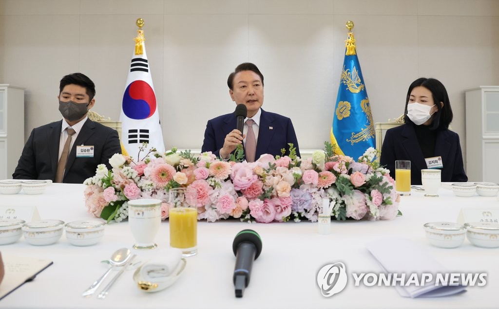 President Yoon Suk-yeol (C) speaks during a luncheon meeting with the Presidential Commission on Carbon Neutrality and Green Growth at the presidential office in Seoul on Oct. 26, 2022. (Yonhap)
