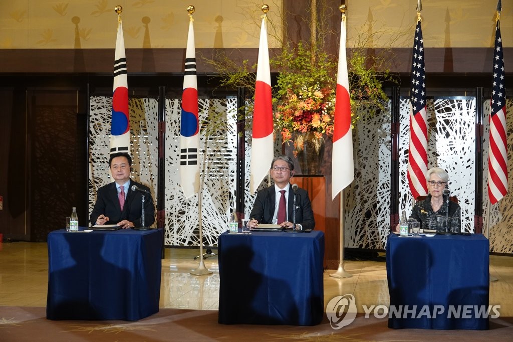 In this file photo, South Korean First Vice Foreign Minister Cho Hyun-dong (L), Japanese Vice Foreign Minister Takeo Mori (C) and U.S. Deputy Secretary of State Wendy Sherman attend a joint press conference at the Iikura Guest House in Tokyo on Oct. 26, 2022, after holding a trilateral meeting. (Yonhap)