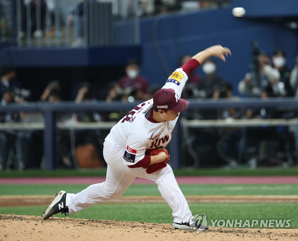 Kiwoom Heroes reliever Kim Jae-woong pitches against the LG Twins during the top of the ninth inning of Game 3 of the second round in the Korea Baseball Organization postseason at Gocheok Sky Dome in Seoul on Oct. 27, 2022. (Yonhap)