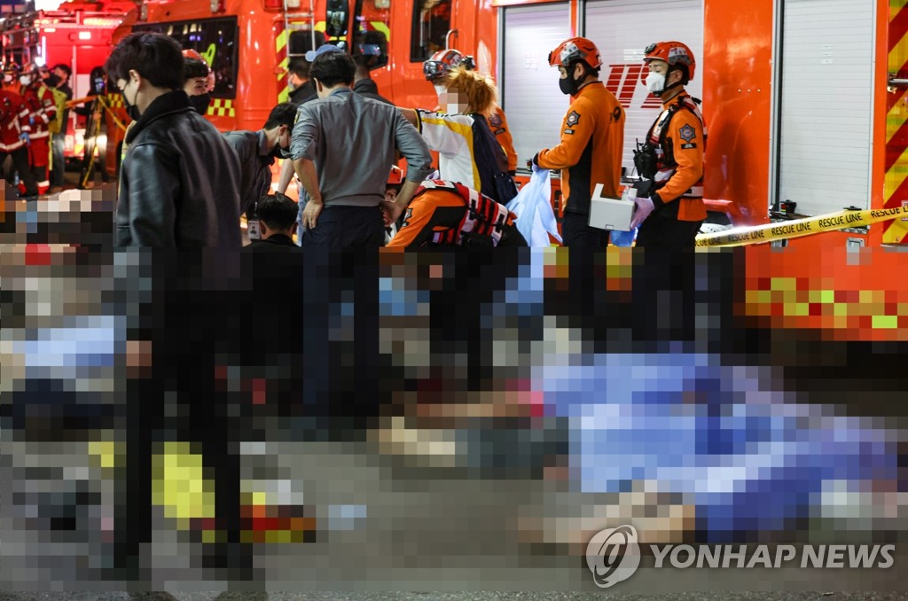 ソウル・梨泰院で転倒事故が発生し、多くの死傷者が発生した＝３０日、ソウル（聯合ニュース）